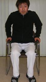 両腕でお尻を持ち上げる